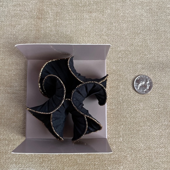 VINTAGE (1988) AVON RUFFLE PIN - Picture 4 of 4